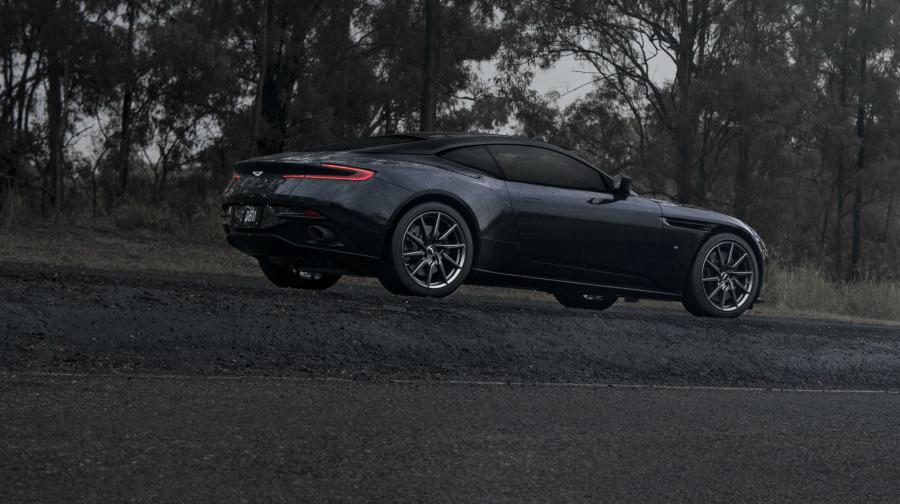  Aston Martin DB11 2017 года  (AU) (фото 17 из 19)